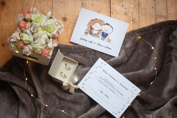 egyedi esküvői meghívó illusztrációval